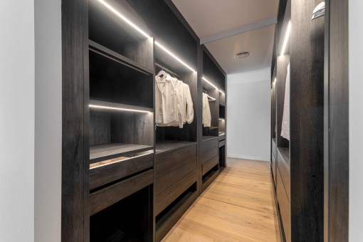 Großzügiges Ankleidezimmer