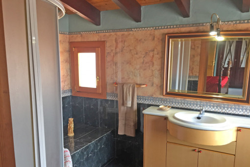 Eins von insgesamt vier en Suite Badezimmern