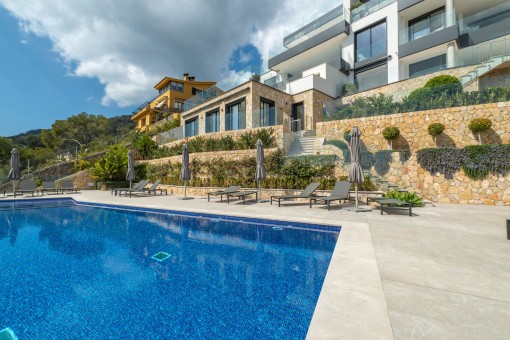 Große Poolterrasse