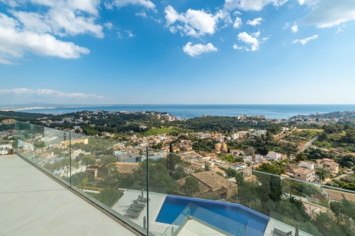 Poolbereich mit Ausblick der Neubauwohnung in Genova