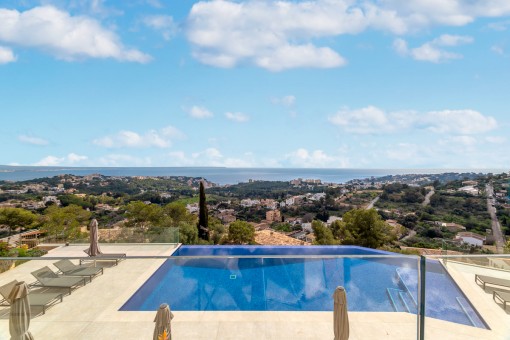 Gemeinschaftspool mit Panorama-Meerblick