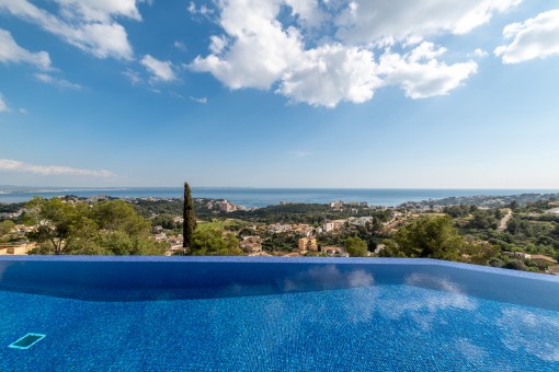Ininitypool mit Meerblick