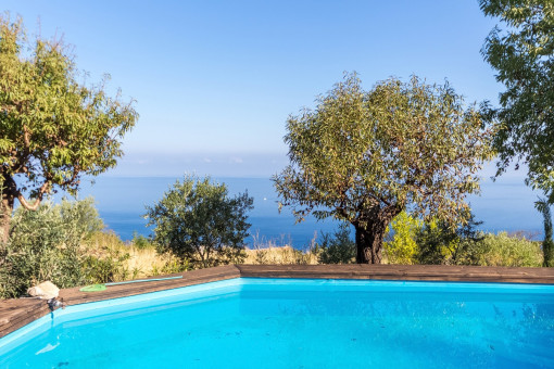 Pool mit traumhaften Meerblick