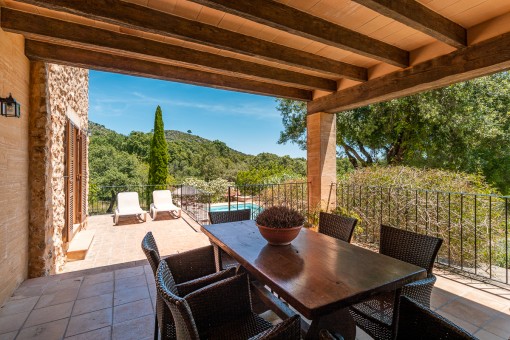Überdachte Terrasse mit Essbereich