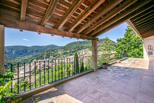 Große Terrasse mit Dorfblick