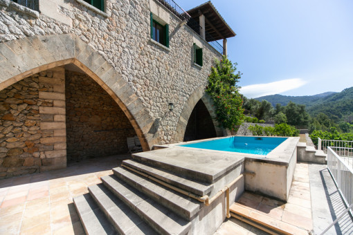 Pool mit teilweise überdachter Terrasse