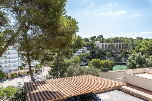Investition - 6 Wohnungen in direkter Strandnähe Cala Santanyís zum Modernisieren