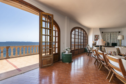 Wohnbereich und Balkon des zweiten Stockwerks