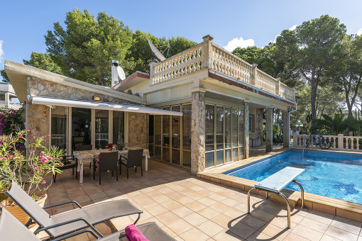 Pool und Terrassenbereich
