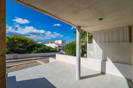 Teilweise überdachte Terrasse