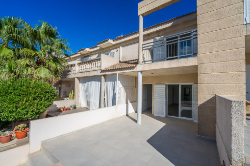 Vordere Terrasse des Hauses