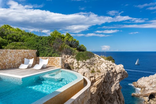 Moderne Villa mit Traumblick und direktem Meerzugang in exklusiver Lage in Cala Ratjada