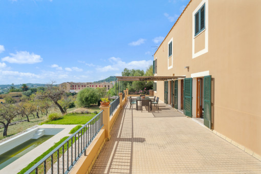 Großer Terrasse mit Gartenblick