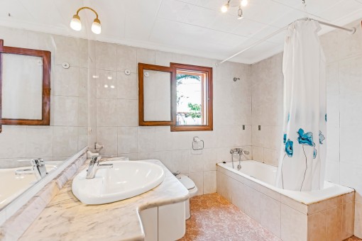 Helles Badezimmer en Suite