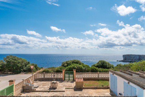 Villa mit Einliegerwohnung und spektakulären Meerblick in 1. Meereslinie in Cap des Moro