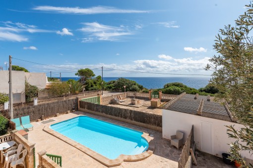 Blick über den Pool bis zum Meer