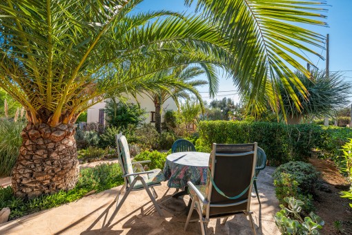 Idyllische Terrasse in einem herrlichen Garten