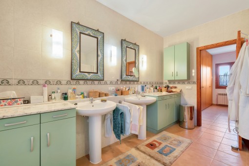 Großes Badezimmer
