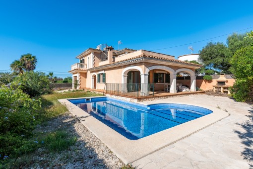 Mediterrane Villa mit Pool, großer Dachterrasse und traumhaften Meerblick in Son Moja