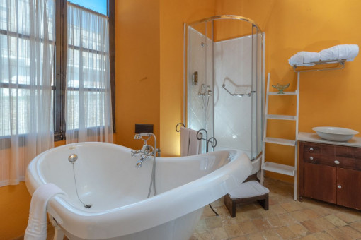 Badezimmer en Suite mit großer Wanne