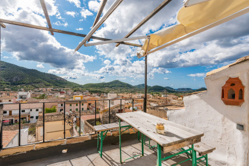 Charmantes Stadthaus mit Dachterrasse und Panoramablick in Andratx