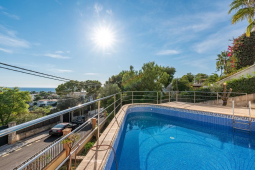Sonniger Poolbereich