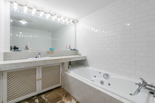 Badezimmer mit Badewanne