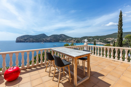 Sonniger Terrasse mit Essbereich