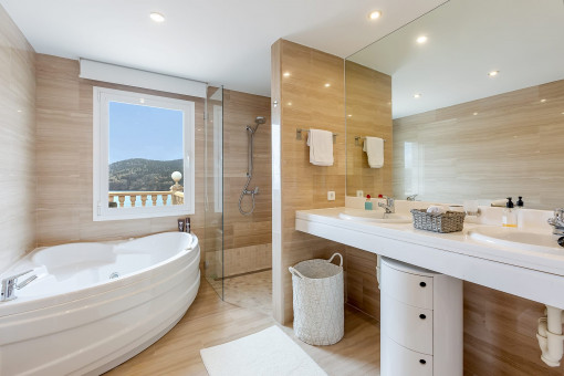 Badezimmer mit Eckbadewanne