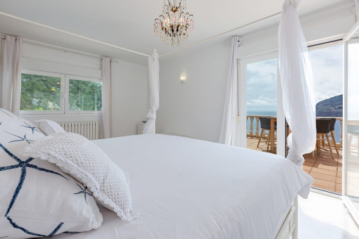 Hauptshclafzimmer mit Zugang auf den Balkon