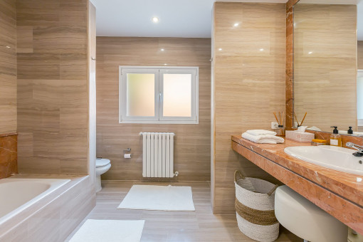 Weiters elegantes Badezimmer