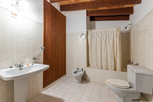 Badezimmer mit Duschwanne