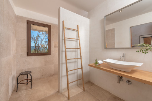Modernes Badezimmer mit Dusche
