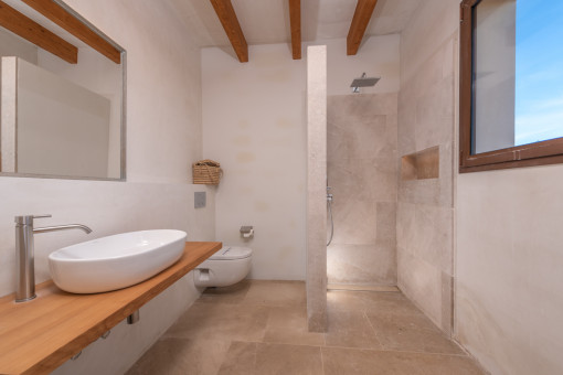 Badezimmer mit ebenerdiger Dusche