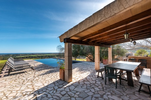 Fantastische Poolterrasse mit Panoramablick