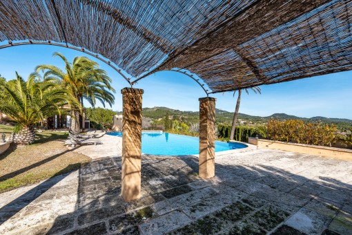 Überdachte Poolterrasse