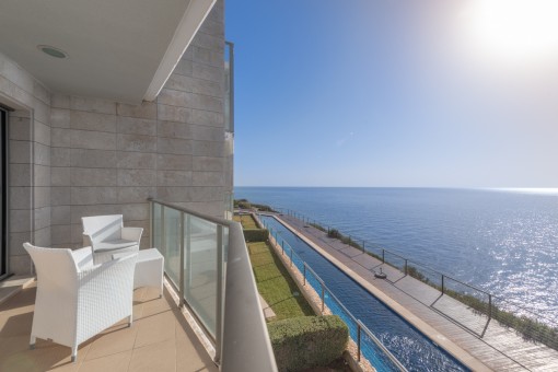 Moderne Wohnung in exklusiver Wohnanlage in erster Meereslinie in Cala Figuera