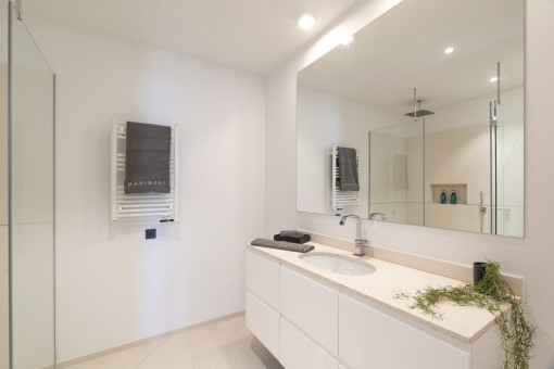 Helles Badezimmer 