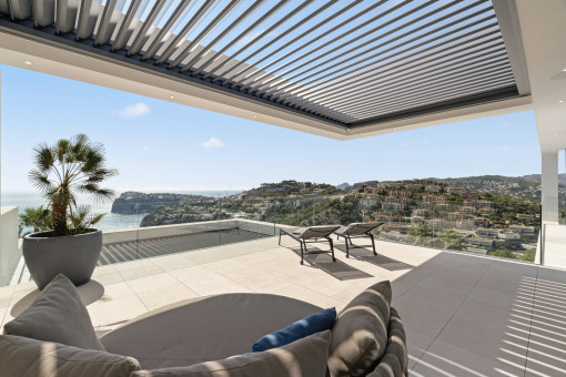 Großzügige Meerblickterrasse mit Pergola 