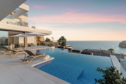 Elegante Designervilla mit fantastischem Meerblick in Cala Llamp