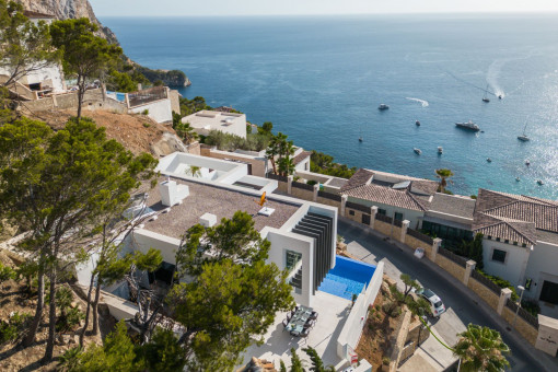 Blick auf die moderne Villa und das Mittelmeer