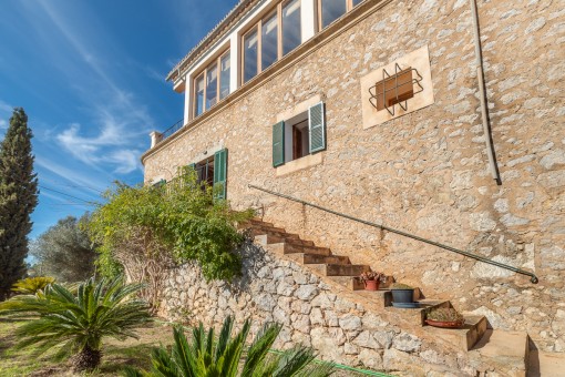 Außen-Steintreppe zum Garten