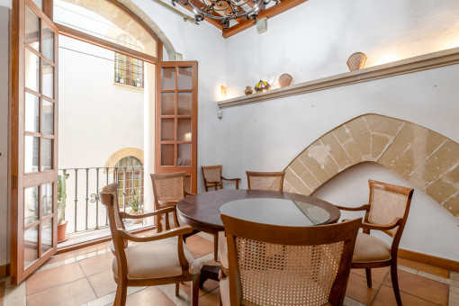 Ruhig gelegene, helle Duplex-Wohnung in historischem Haus aus dem 16. Jhd. mit Parkplatz in Palmas Altstadt