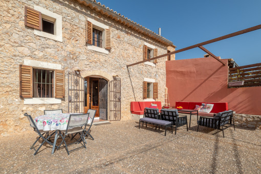 Vordere Terrasse und Eingang zum Haus