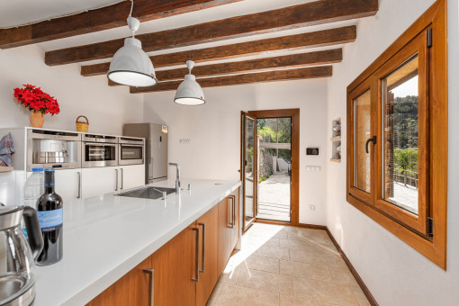Moderne Küche mit Zugang zur Terrasse