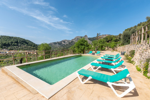 Herrlicher Poolbereich mit Bergblick