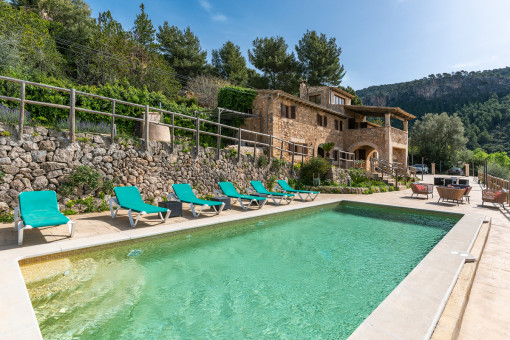 Poolbereich und Außenansicht der Finca