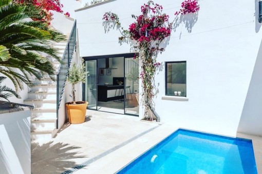 Schmuckstück in Ses Salines - komplett renoviertes Stadthaus mit Pool und großer Dachterrasse
