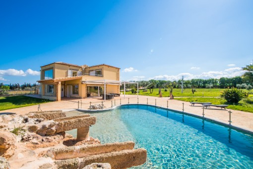 Erstklassige Finca mit Meerweitblick auf großem Grundstück mit Pool in Santa Margalida