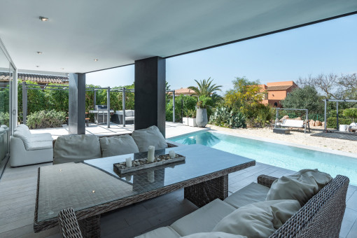 Überdachte Loungeterrasse